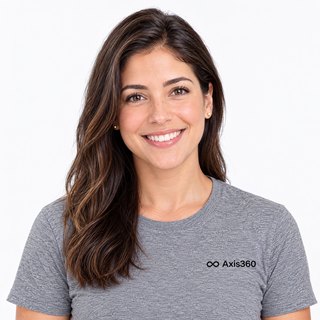 Marina, do time de atendimento do Axis360, de camiseta cinza com a marca.