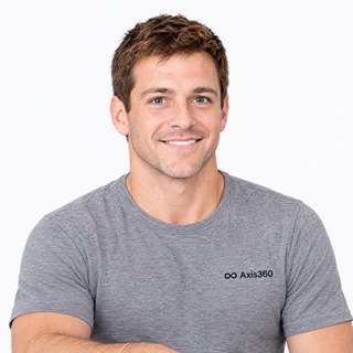 Rafael, do time de atendimento do Axis360, de camiseta cinza com a marca.